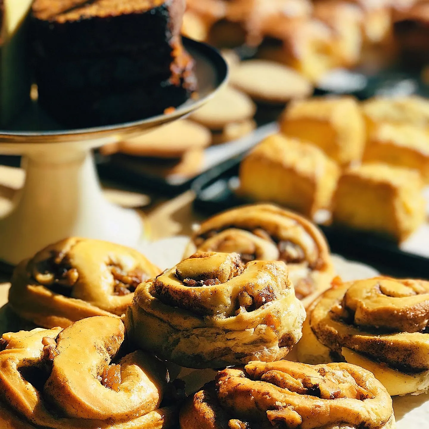 Facturas, rolls de canela y torta de chocolate de producción propia