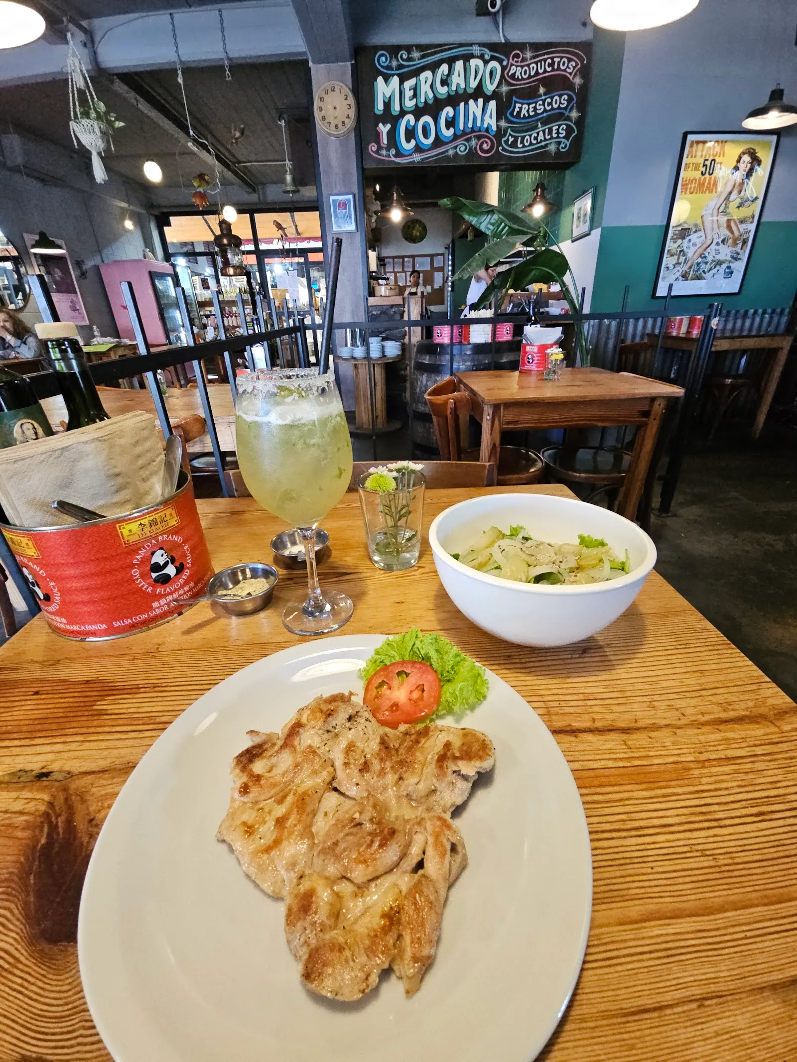 Plato del día con pollo grillado y una limonada en el salón